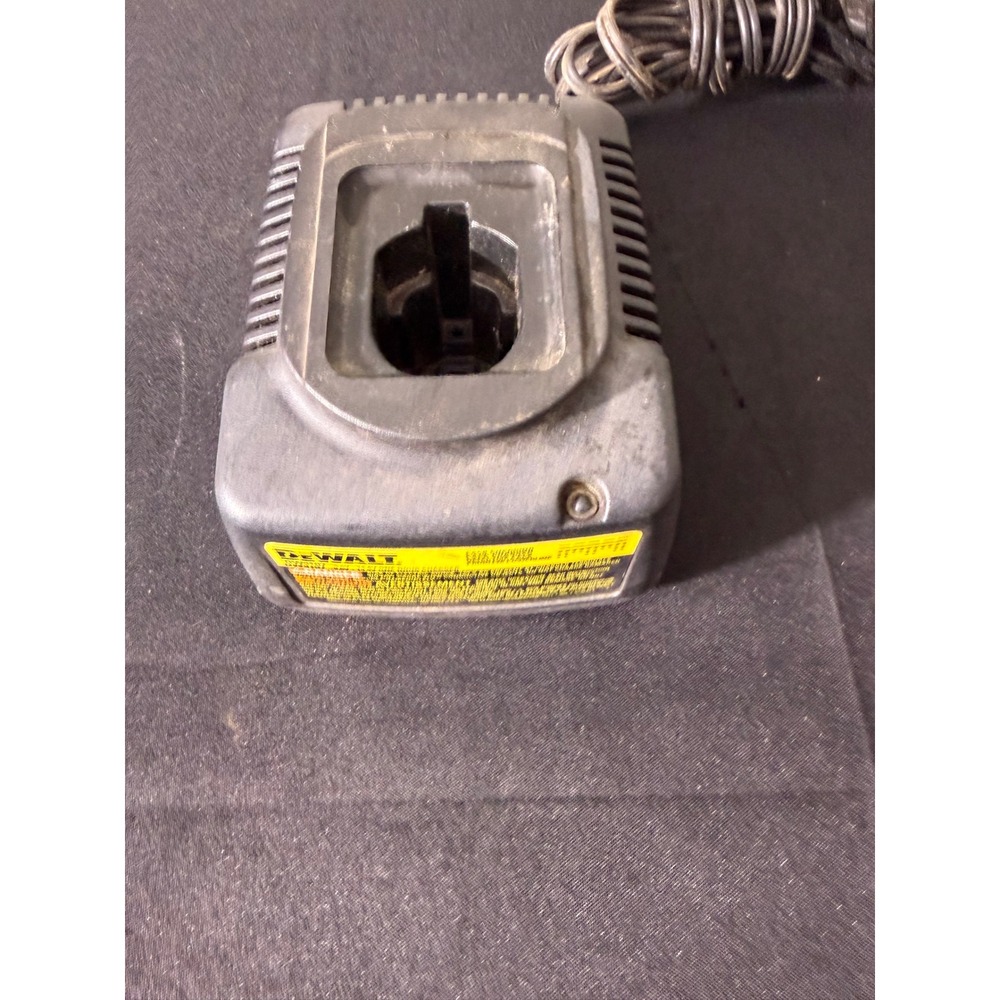 DeWalt DW9116 Battery Charger 7.2V-18V Black Excellent NiCd NiMH 120V AC 2.8A DC